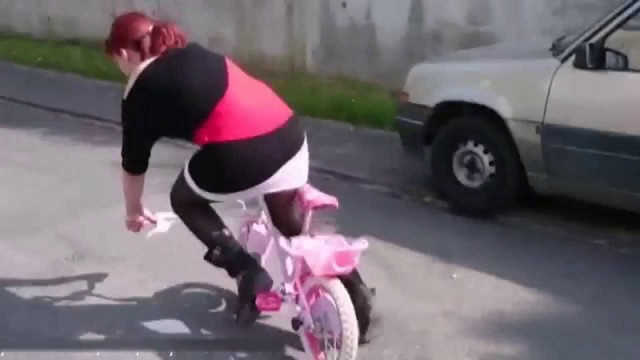 Взрослая девушка на детском велосипеде