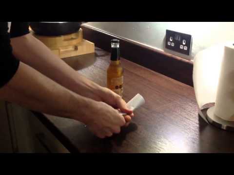 Как открыть пиво с помощью листа бумаги