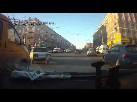 Газель спешит взять пассажиров 