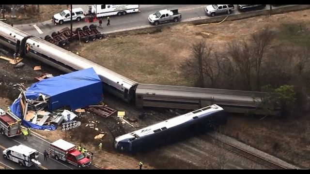 Cтолкновение поезда с грузовиком в США