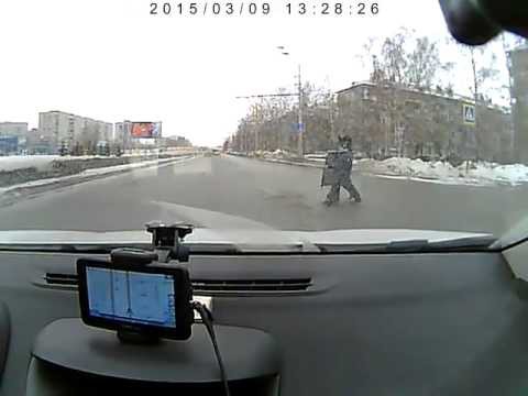 Пропустил пешеходов и получил