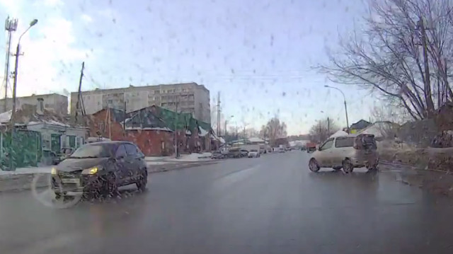 Развернулся