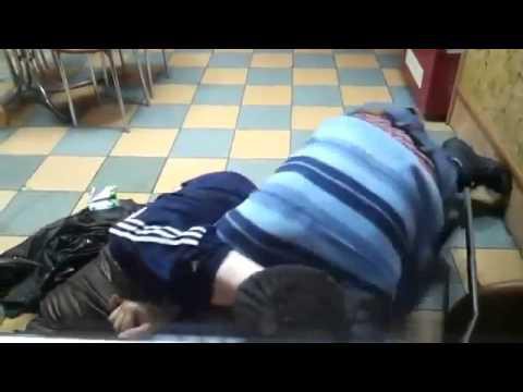 Бои без правил в пивнушке...Ржач!