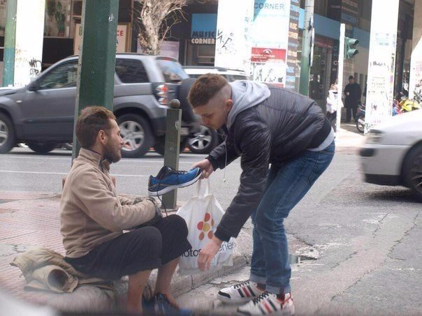 Парень купил обувь бездомному