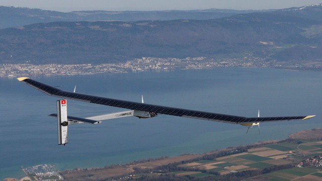 Самолет на солнечных батареях благополучно приземлился в Индии