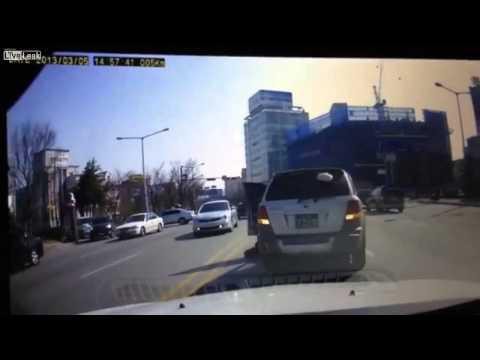 Баба за рулем исполняет