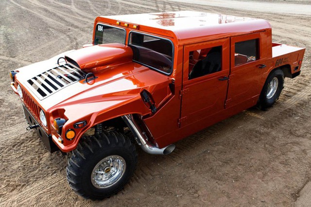 Психически неуравновешенный Hummer с 3000 л. с.