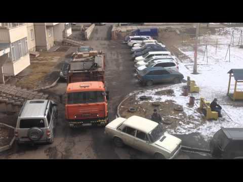 Водитель мусоровоза разрулил ситуацию во дворе по своему