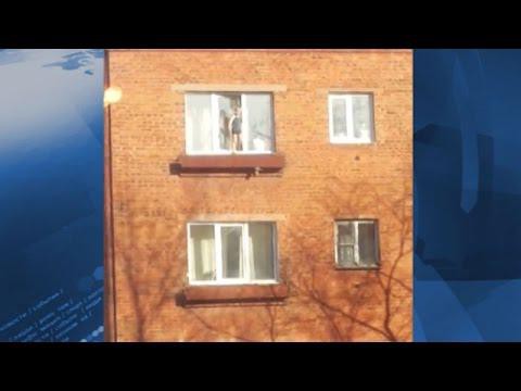 Омский мальчик гулял по карнизу пятого этажа и разбрасывал свои игрушки