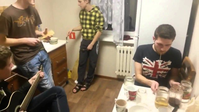В общаге сыграли мелодию из "Токийский дрифт"