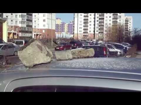 Неправильно припаркованная машина с камнем на крыше 