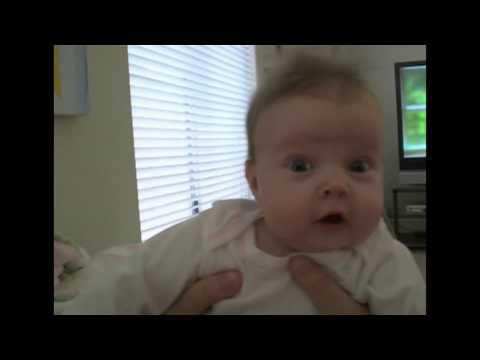 Младенец сходит с ума, когда папа пукает 