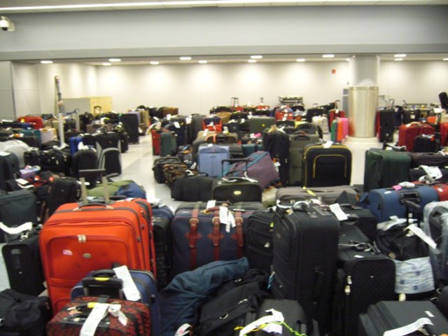 На скрытую камеру сняли, как работники аэропорта Rīga крадут из багажа