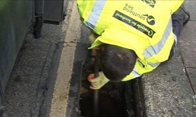 Нашел клад в канализационном люке