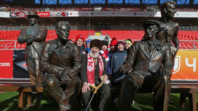 Футболисты «Спартака» передали 500 тысяч рублей 102-летнему болельщику