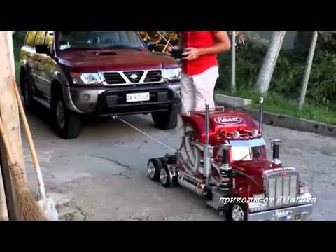 Игрушечный грузовик тянет джип