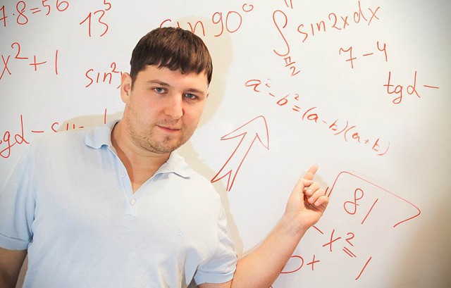 Андрей Андреев из Новосибирска бесплатно обучает школьников математике