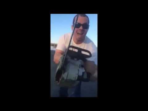 Псих угрожает матери и её детям бензопилой