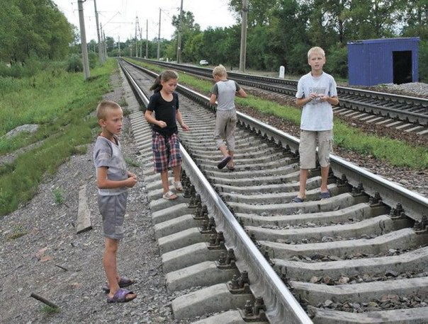Машинист остановил поезд в метре от играющего на путях ребенка