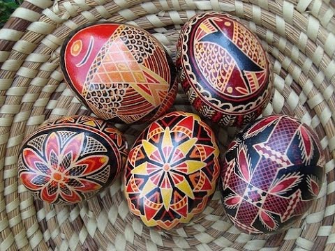 Как расписать пасхальные яйца с помощью воска и красок? 