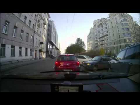 Лучше бы не пропускал девушку за рулем 