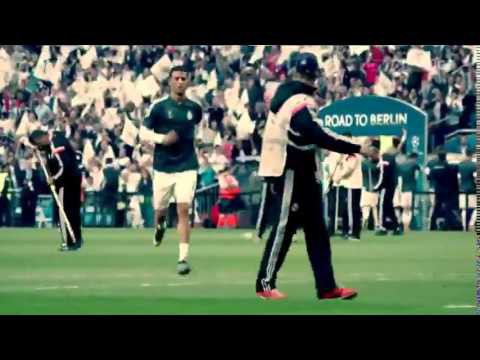 Роналду подарил футболку пострадавшему от его удара ребенку