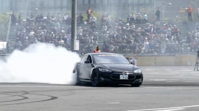 Дрифт на электромобиле Tesla Model S