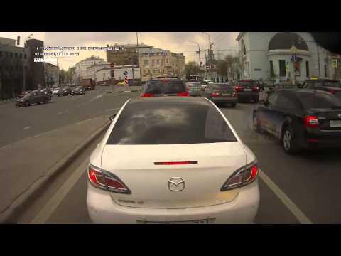 Не дают мотоцилистам на свой зеленый ехать