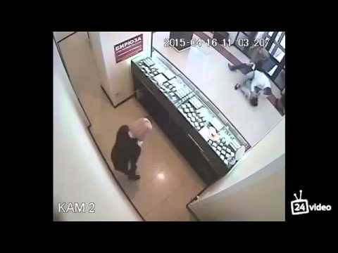 Парень нокаутировал грабителя 