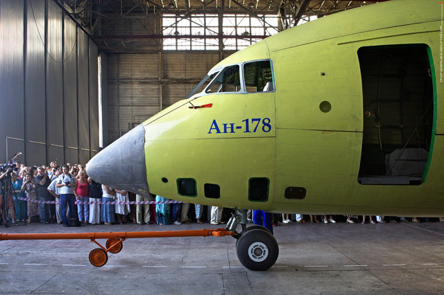 Украинский транспортник Ан-178 совершил первый полет
