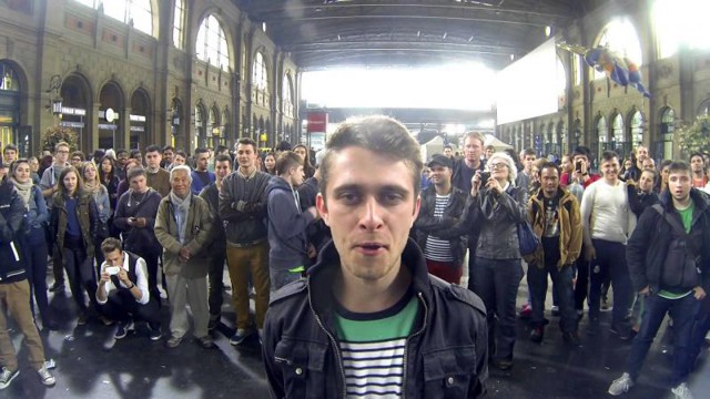 Наружная реклама Samsung в Цюрихе поиграла с прохожими «в гляделки»