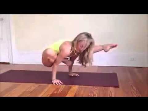 Кот занимается йогой