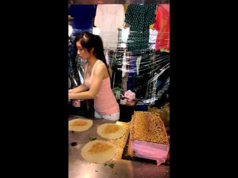 Приятно смотреть как работает повар 