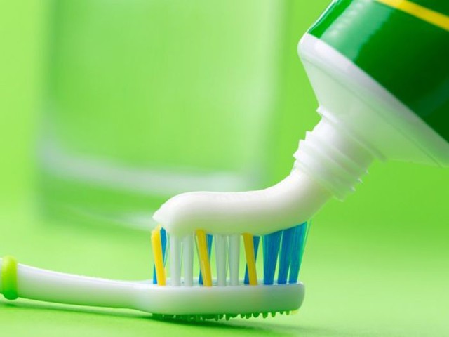 17 неожиданных способов использования зубной пасты в быту