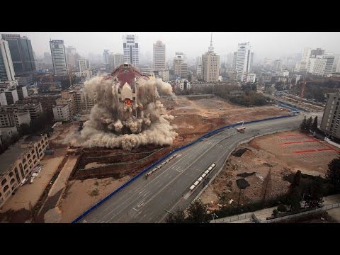 Красивый взрыв башни