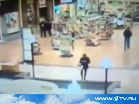  Девушка упала в фонтан