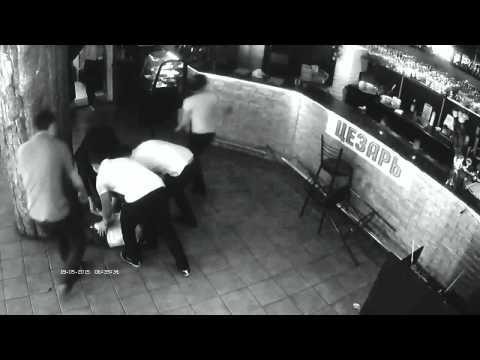 Официантка нокаутировала наглого посетителя