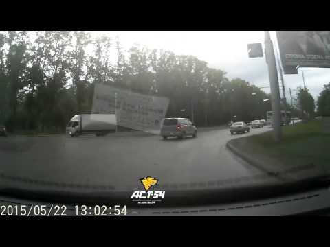 Столб упал на автобус