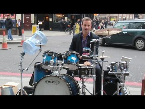 Сумасшедший уличный музыкант в Ливерпуле