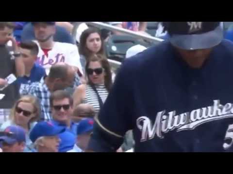  Лапает грудь во время матча 