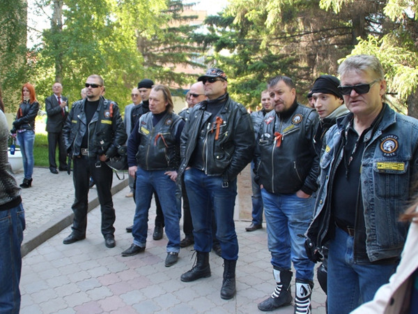 В Омске байкеры устроили «коридор позора» гостям из Польши