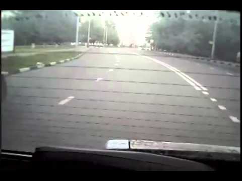 Не спеша так въехал 