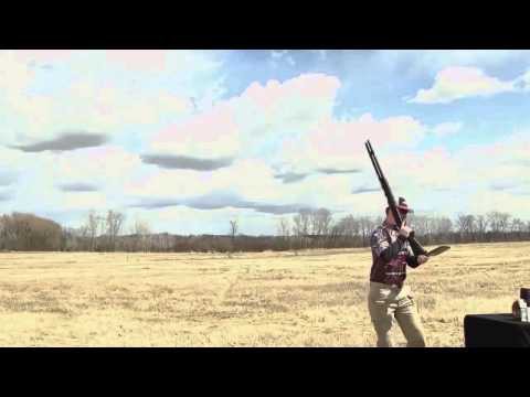 Стреляет из ружья целясь в зеркало
