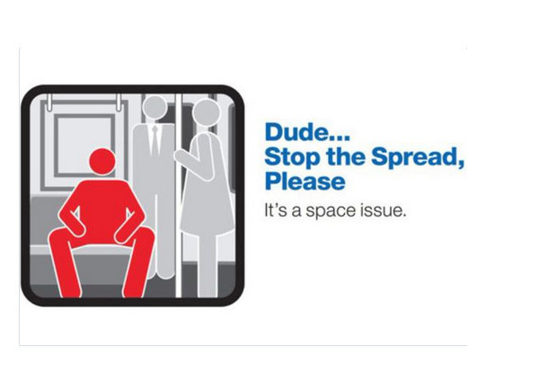 С широко раздвинутыми ногами