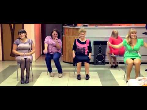 Внимание на розовую кофточку
