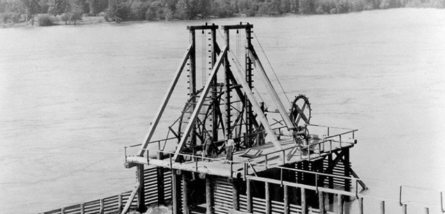 Оригинальный метод ловли лосося рыбными колесами