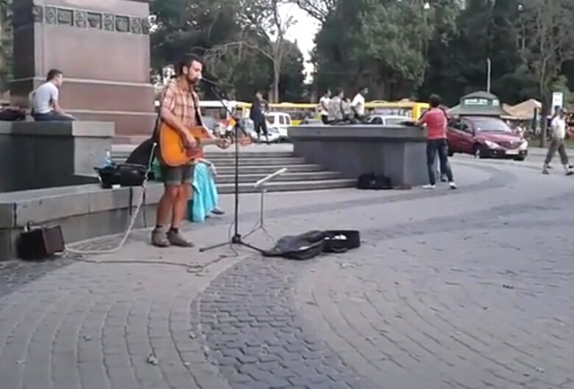 Выступление на улице