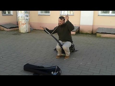 Красиво играет на пиле