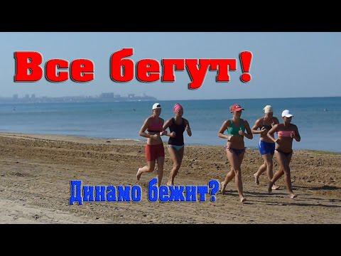 Девчонки спортсменки бегут