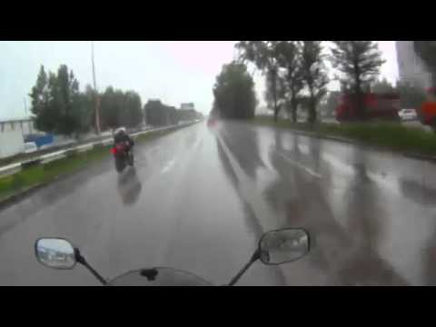 Опрометчиво приоткрыл визор 